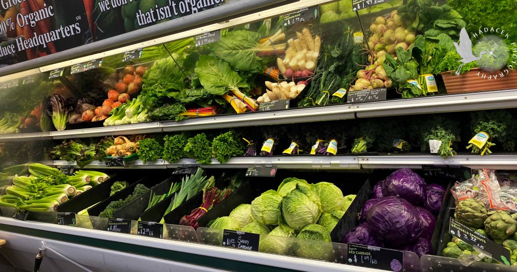 shelves of fresh vegetables at the grocery store